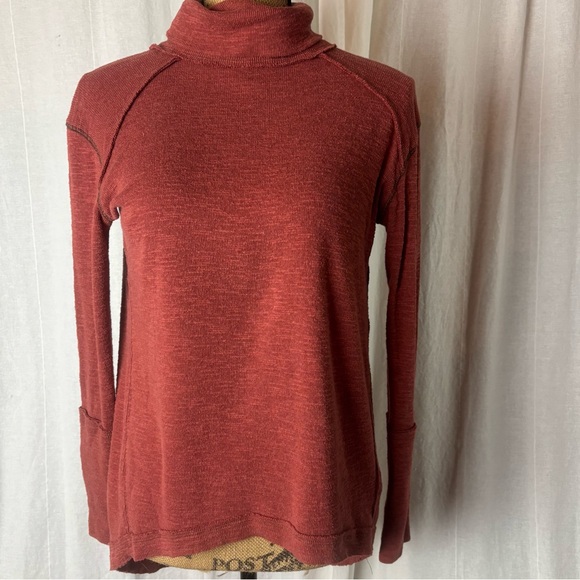 Free People We The Free Split Back Dark Burnt Red Mock Turtleneck Pullover XS - Picture 2 of 8